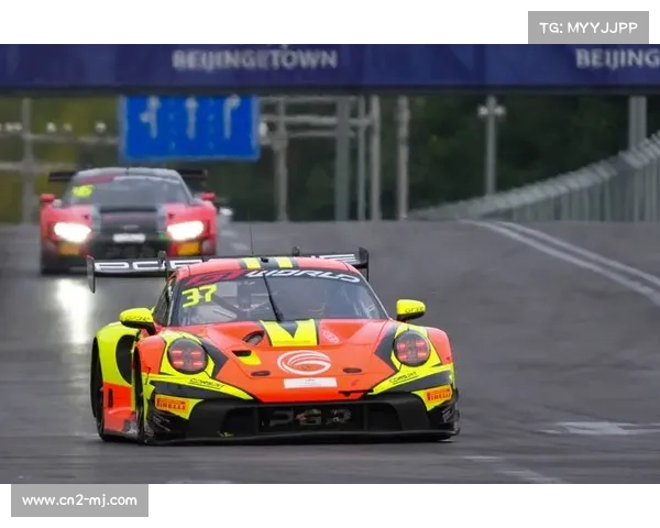 雨战北京公开赛,车手泥泞赛道攻坚展现不畏艰险的体育精神 雨战北京公开赛,车手泥泞赛道攻坚展现不畏艰险的体育精神